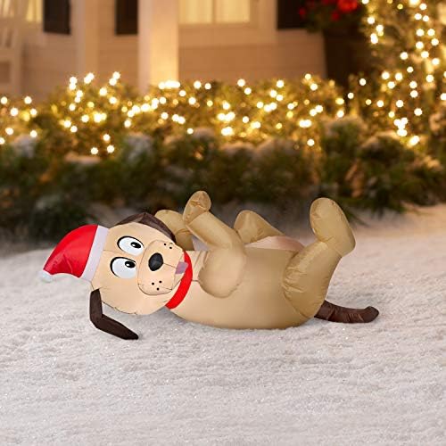 Puiul jucător de vacanță în pălărie de Moș Crăciun care se rostogolește în zăpadă gonflabilă, se luminează, 3,5 metri lățime